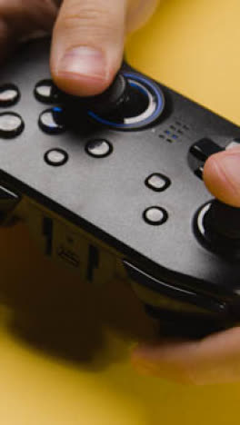 Vertikales-Video-Nahaufnahme-Hände-Spielen-Videospiel-Controller